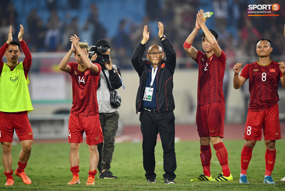 Đánh bại UAE, thầy trò HLV Park Hang-seo vươn lên vị trí nhất bảng.